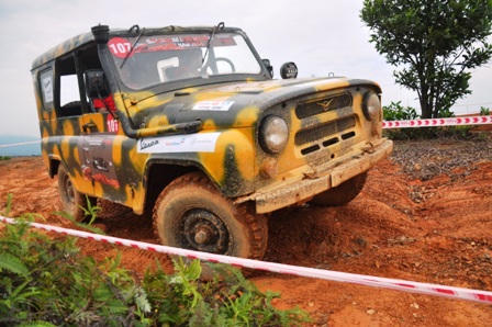 Mãn nhãn với màn đua ô tô địa hình giữa lòng Hà Nội